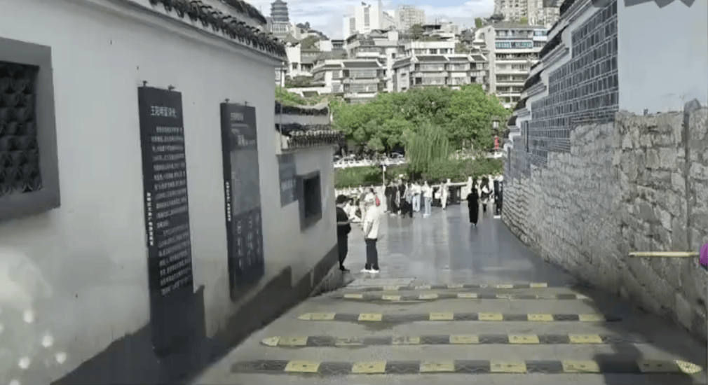 貴州一20米下坡路裝了16條減速帶<strong></p>
<p>宏鑫機械設備有限公司
</strong>，網(wǎng)友吐槽開車像“坐船”，周邊居民：很有必要:宏鑫機械設備有限公司
