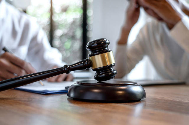 妻子發(fā)生婚外情，丈夫持鐵錘擊打情夫致死 一審判決：屬激情犯罪，丈夫無期、妻子五年:宏鑫機械設(shè)備有限公司
