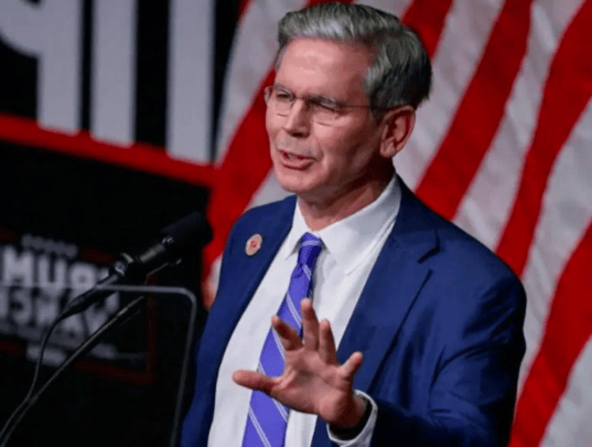 特朗普沒(méi)招了？美財(cái)長(zhǎng)拋出更大籌碼<strong></p>
<p>宏鑫機(jī)械設(shè)備有限公司
</strong>，換中方在稀土領(lǐng)域讓步，中國(guó)這一關(guān)，美國(guó)恐怕過(guò)不了:宏鑫機(jī)械設(shè)備有限公司
