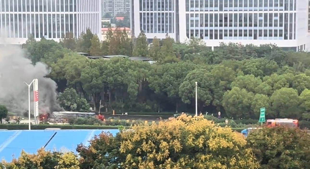 南京清晨突發(fā)巨響驚醒多位市民<strong></p>
<p>宏鑫機械設備有限公司
</strong>，官方澄清不是爆炸：系貨車輪胎起火，已撲滅:宏鑫機械設備有限公司
