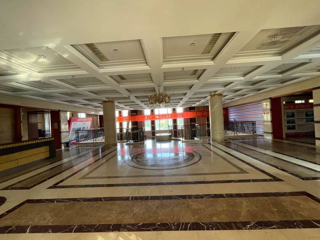 3256平米別墅288萬起拍，單價不到900元，內(nèi)景配置曝光，目前0人報名；拍賣商回應(yīng)：在開發(fā)商名下，想通過拍賣吸引更多人參與:宏鑫機(jī)械設(shè)備有限公司
