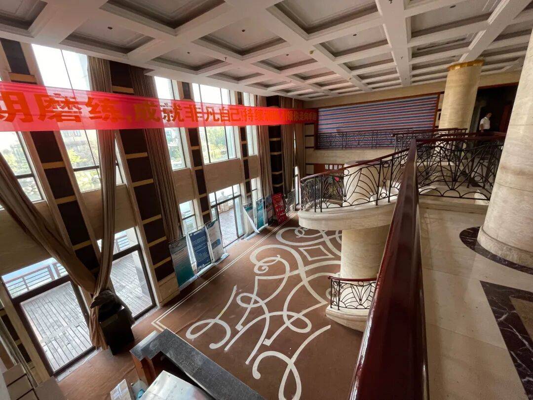 3256平米別墅288萬(wàn)起拍<strong></p>
<p>宏鑫機(jī)械設(shè)備有限公司
</strong>，單價(jià)不到900元，內(nèi)景配置曝光，目前0人報(bào)名；拍賣商回應(yīng)：在開(kāi)發(fā)商名下，想通過(guò)拍賣吸引更多人參與:宏鑫機(jī)械設(shè)備有限公司
