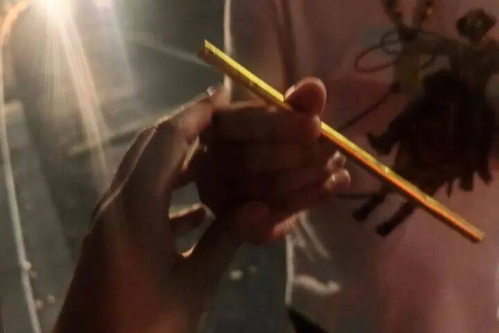 “要跪搓衣板了！”浙江男子用100克黃金打吸管喝奶茶，凌晨在街頭丟了……:宏鑫機(jī)械設(shè)備有限公司
