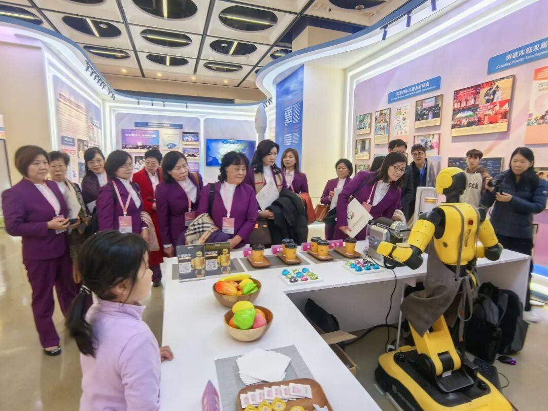 香港福建婦女協(xié)會代表團參觀“數(shù)智賦能婦女和女童成果展”:宏鑫機械設(shè)備有限公司