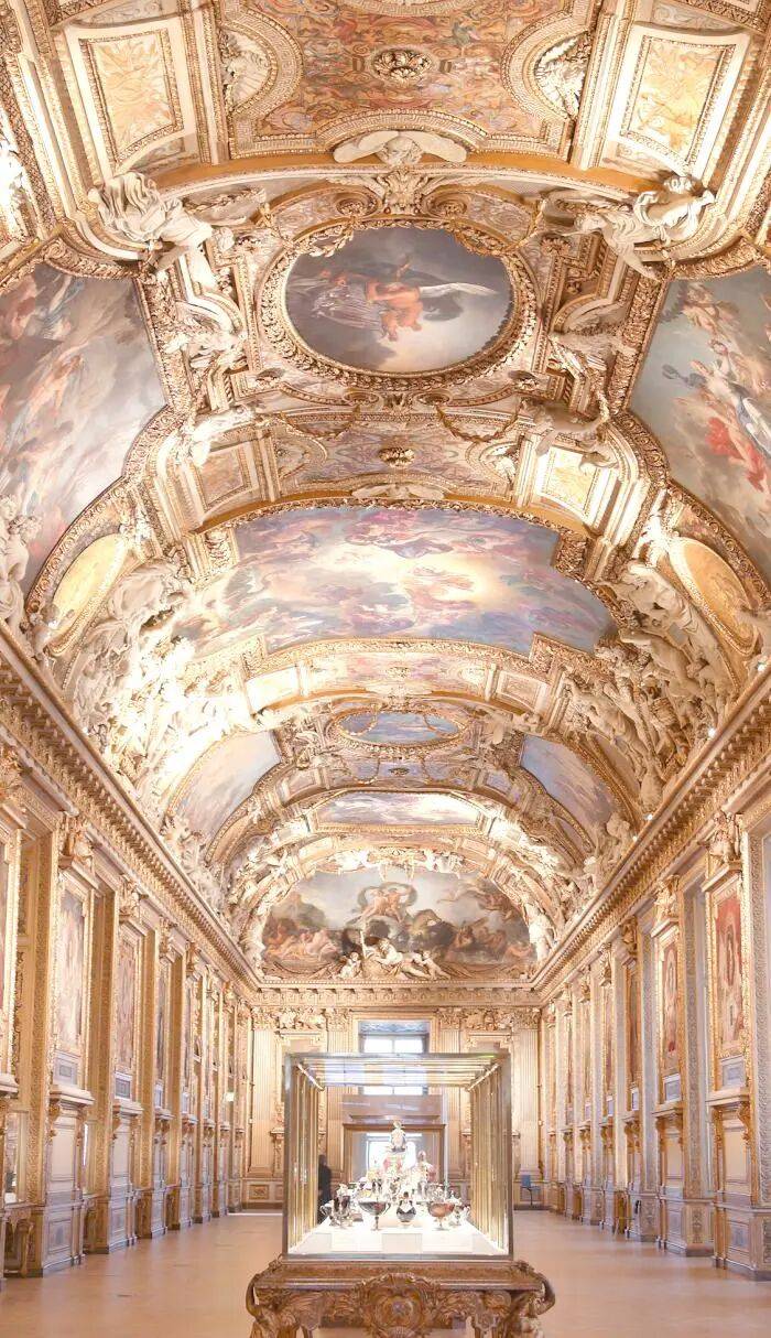 法國盧浮宮多件藏品被盜最新消息：一件文物在博物館外被發(fā)現(xiàn)時已損毀<strong></p>
<p>宏鑫機械設(shè)備有限公司
</strong>，疑為歐仁妮皇后的皇冠:宏鑫機械設(shè)備有限公司
