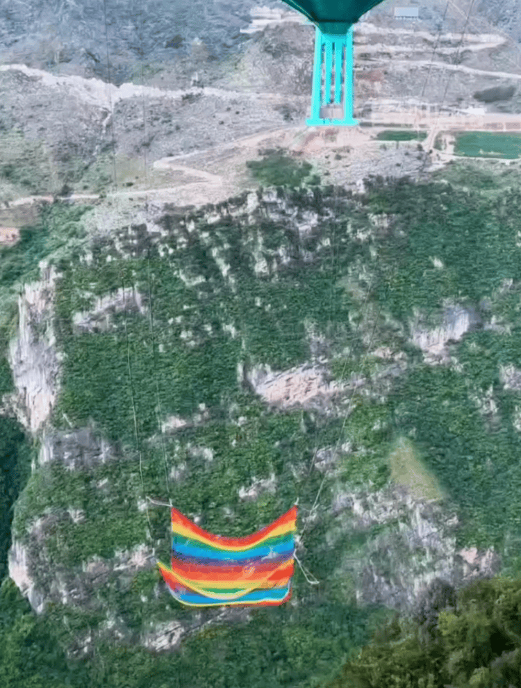 貴州花江峽谷大橋無繩蹦極引熱議，工作人員：20-50米高度自選，下方有160㎡安全網(wǎng)接住:宏鑫機械設備有限公司
