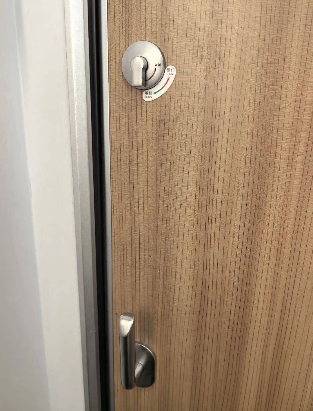 乘客被困高鐵廁所10分鐘，“連續(xù)敲門吸引他人注意后脫困”！12306回應(yīng):宏鑫機(jī)械設(shè)備有限公司
