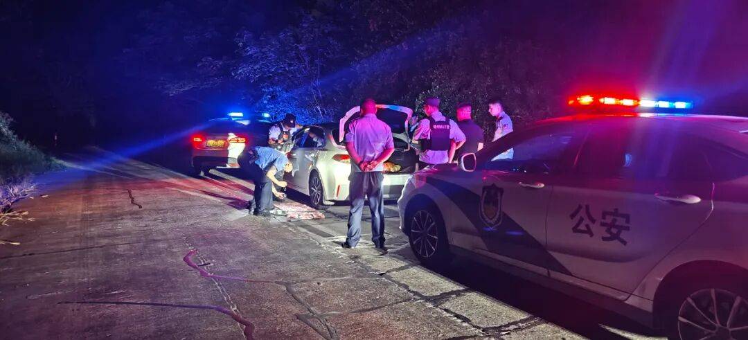 女子草叢藏11萬(wàn)現(xiàn)金<strong></p>
<p>宏鑫機(jī)械設(shè)備有限公司
</strong>！民警卻追回66.43萬(wàn)？:宏鑫機(jī)械設(shè)備有限公司
