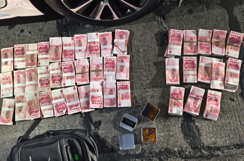 女子草叢藏11萬(wàn)現(xiàn)金<strong></p>
<p>宏鑫機(jī)械設(shè)備有限公司
</strong>！民警卻追回66.43萬(wàn)？:宏鑫機(jī)械設(shè)備有限公司
