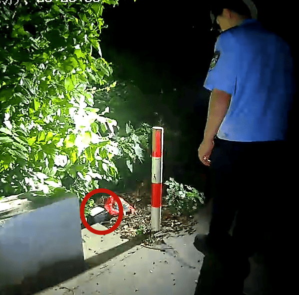 女子草叢藏11萬(wàn)現(xiàn)金<strong></p>
<p>宏鑫機(jī)械設(shè)備有限公司
</strong>！民警卻追回66.43萬(wàn)？:宏鑫機(jī)械設(shè)備有限公司
