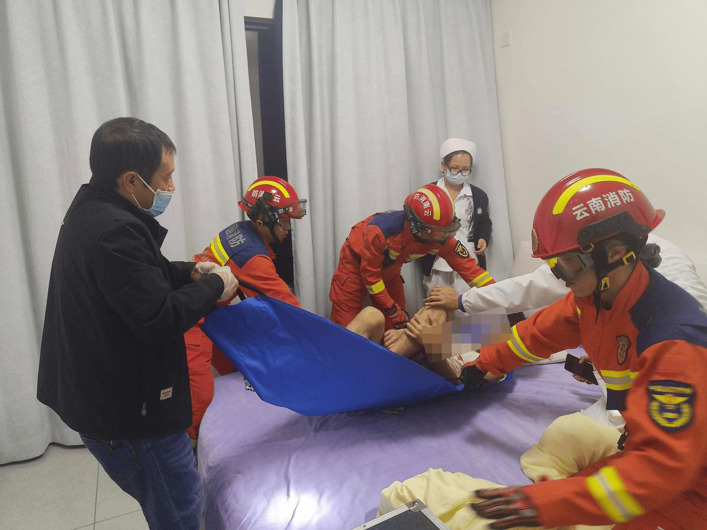 男子在家獨飲醉酒后凌晨打120求救 醫(yī)生敲門無人應答，消防破門解救:宏鑫機械設備有限公司
