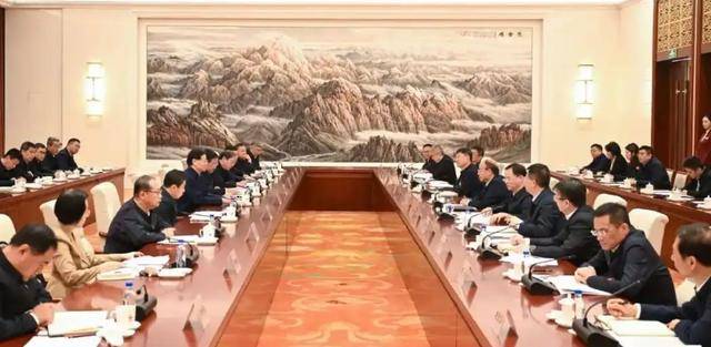 遼寧省委書記、省長在京與部分中央企業(yè)分別舉行工作會商:宏鑫機(jī)械設(shè)備有限公司
