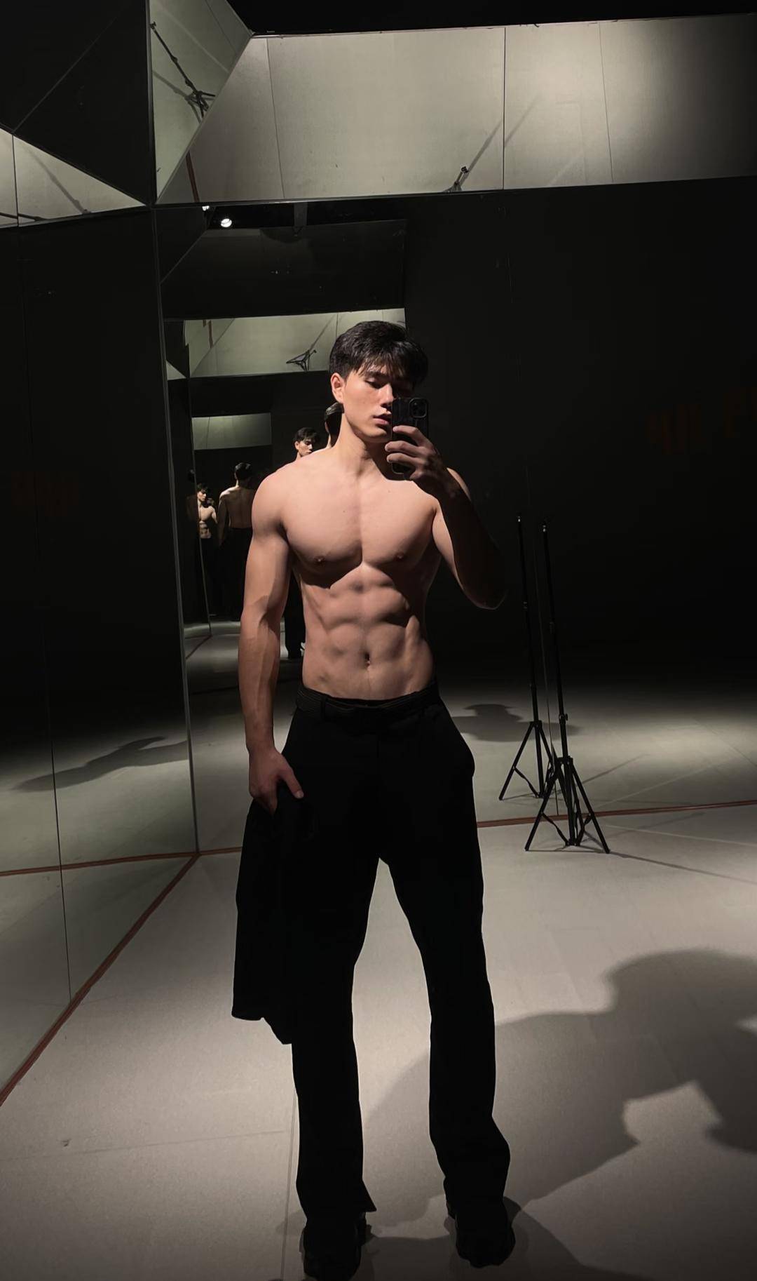 川超南充隊(duì)6號(hào)球員明俊賢因顏值走紅：“希望大家更關(guān)注球場(chǎng)上的我<strong></p>
<p>宏鑫機(jī)械設(shè)備有限公司
</strong>，以球技贏得掌聲”:宏鑫機(jī)械設(shè)備有限公司
