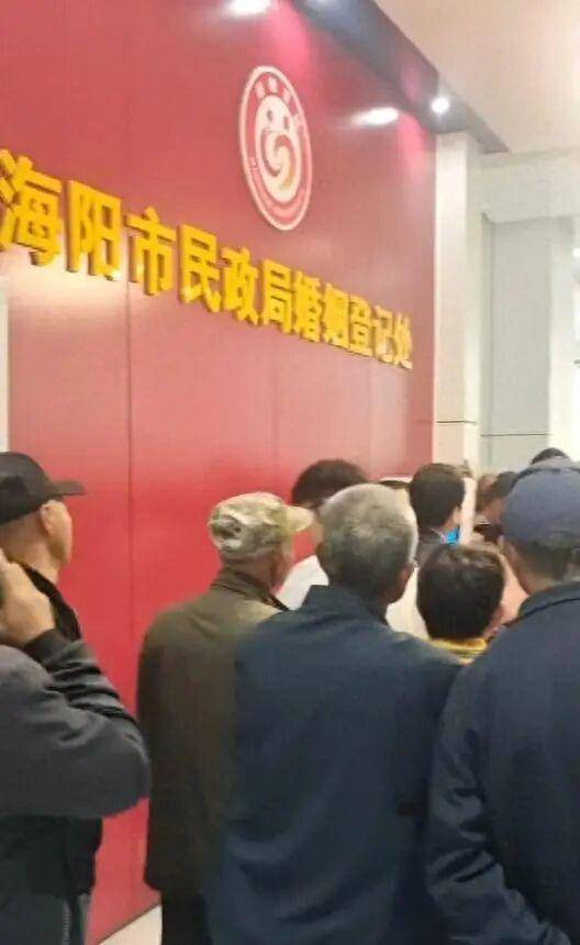 老人扎堆領(lǐng)結(jié)婚證<strong></p>
<p>宏鑫機(jī)械設(shè)備有限公司
</strong>，當(dāng)?shù)孛裾只貞?yīng):宏鑫機(jī)械設(shè)備有限公司
