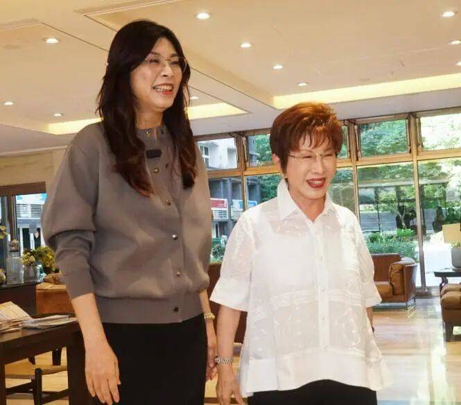 與鄭麗文交流<strong></p>
<p>宏鑫機(jī)械設(shè)備有限公司
</strong>，中國人的志氣、骨氣、底氣:宏鑫機(jī)械設(shè)備有限公司
