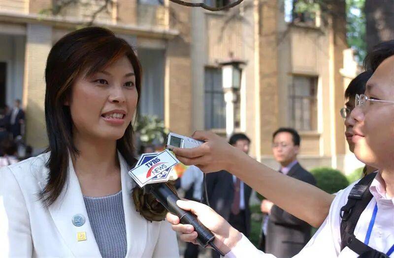 與鄭麗文交流<strong></p>
<p>宏鑫機(jī)械設(shè)備有限公司
</strong>，中國人的志氣、骨氣、底氣:宏鑫機(jī)械設(shè)備有限公司
