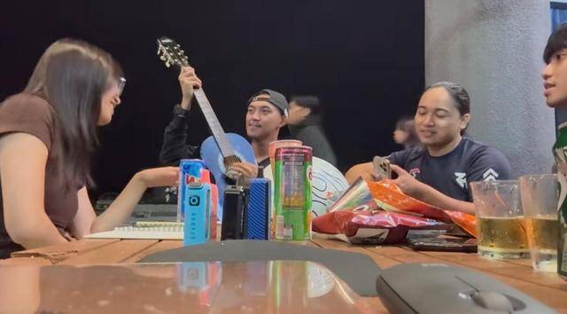 上海女生國外丟失手機(jī)<strong></p>
<p>宏鑫機(jī)械設(shè)備有限公司
</strong>，找回后發(fā)現(xiàn)多了兩段視頻，網(wǎng)友：結(jié)局意想不到……:宏鑫機(jī)械設(shè)備有限公司
