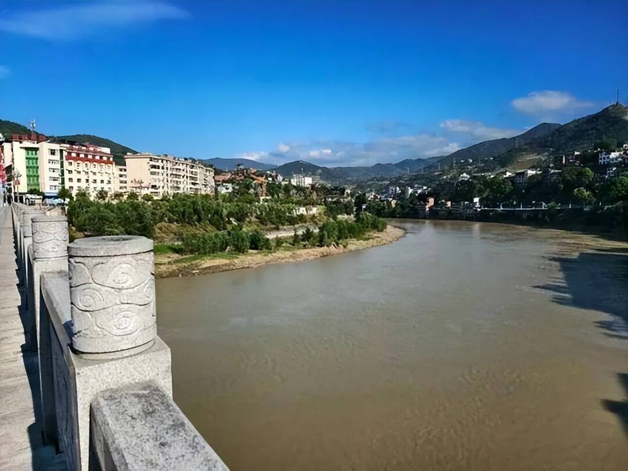 陜西新郎婚禮前跳河身亡<strong></p>
<p>宏鑫機(jī)械設(shè)備有限公司
</strong>，家屬不追責(zé)，表姐稱其接親遭指責(zé)，女方已退彩禮六金:宏鑫機(jī)械設(shè)備有限公司
