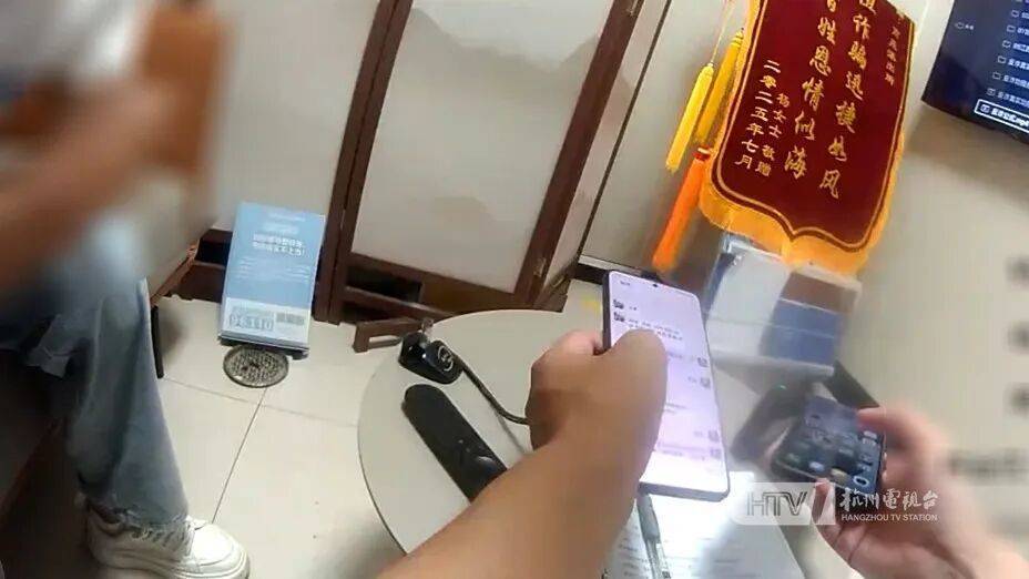 杭州男子為女友買10000元超市卡<strong></p>
<p>宏鑫機械設(shè)備有限公司
</strong>，被民警狂追10分鐘：“跑什么，是來保護你的！”:宏鑫機械設(shè)備有限公司
