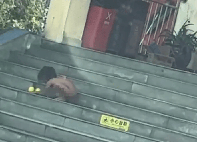 “野人小孩”最新進(jìn)展：小孩已被養(yǎng)成不穿衣服習(xí)慣，父母都沒工作，孩子沒上戶口，公安民政婦聯(lián)已介入:宏鑫機(jī)械設(shè)備有限公司
