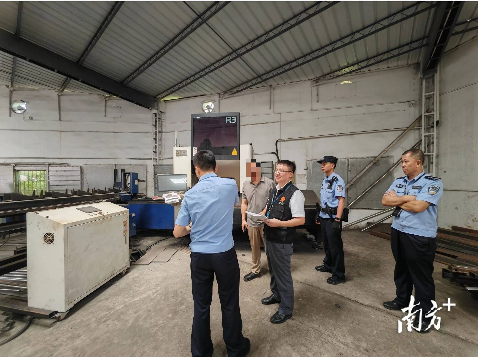 佛山法院聯(lián)動?xùn)|莞公安<strong></p>
<p>宏鑫機械設(shè)備有限公司
</strong>，跨市追回被非法轉(zhuǎn)移查封財產(chǎn):宏鑫機械設(shè)備有限公司
