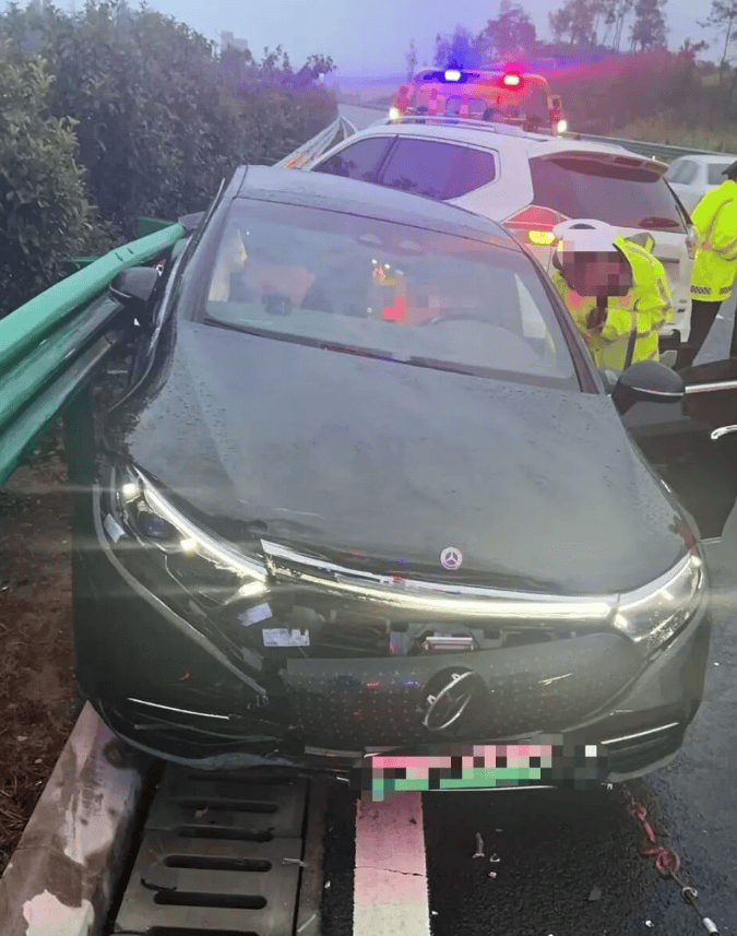 女高管花67萬買的奔馳今年投保52萬，被嚴重追尾后幾乎報廢，對方全責其保司卻只賠24萬：按二手車市場價評估:宏鑫機械設備有限公司
