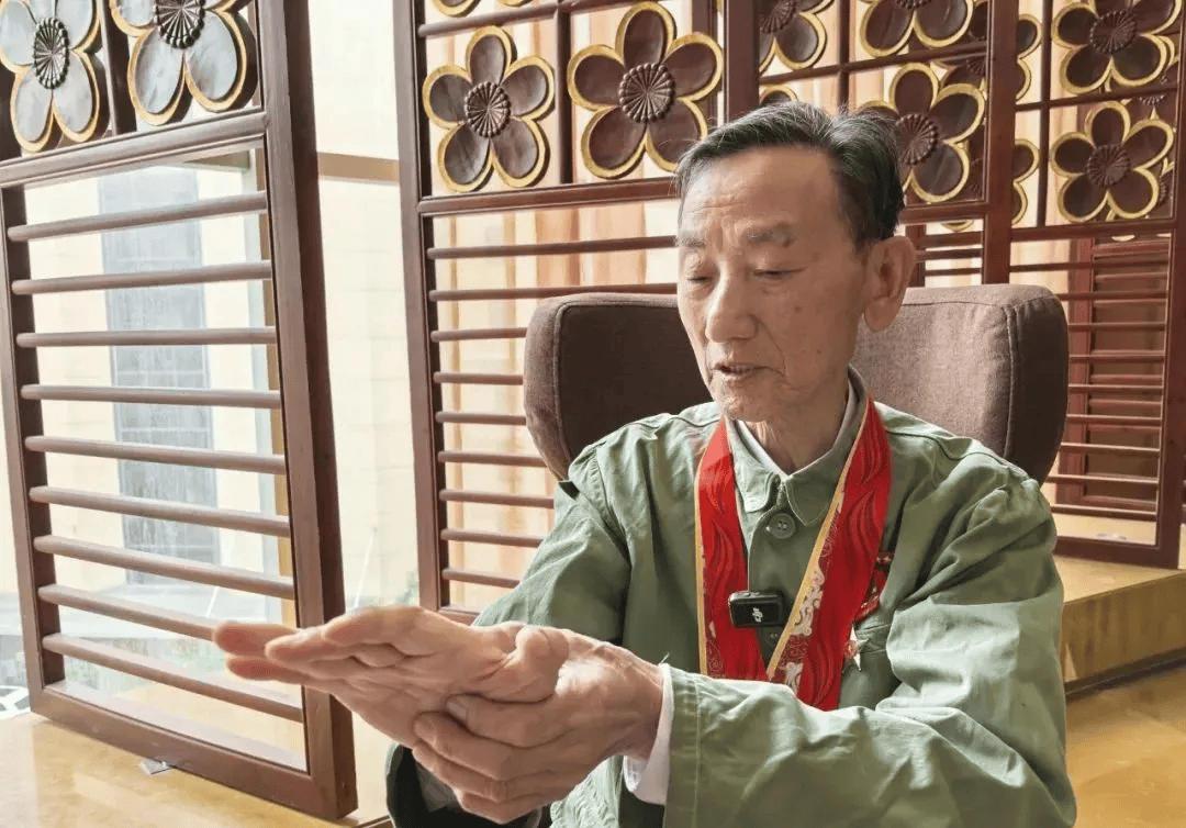 “老先生<strong></p>
<p>宏鑫機(jī)械設(shè)備有限公司
</strong>，您把項(xiàng)鏈取下來再做CT”:宏鑫機(jī)械設(shè)備有限公司
