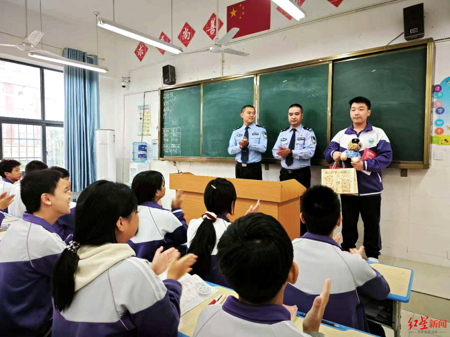 初二男生撿到1.4萬余元現(xiàn)金，淡定拍視頻后報(bào)警物歸失主，民警送“獎(jiǎng)”到校園:宏鑫機(jī)械設(shè)備有限公司
