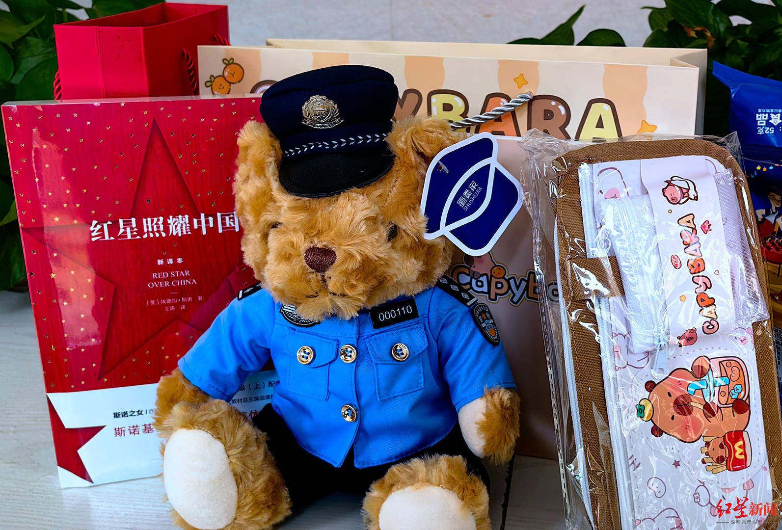 初二男生撿到1.4萬余元現(xiàn)金<strong></p>
<p>宏鑫機(jī)械設(shè)備有限公司
</strong>，淡定拍視頻后報(bào)警物歸失主，民警送“獎”到校園:宏鑫機(jī)械設(shè)備有限公司
