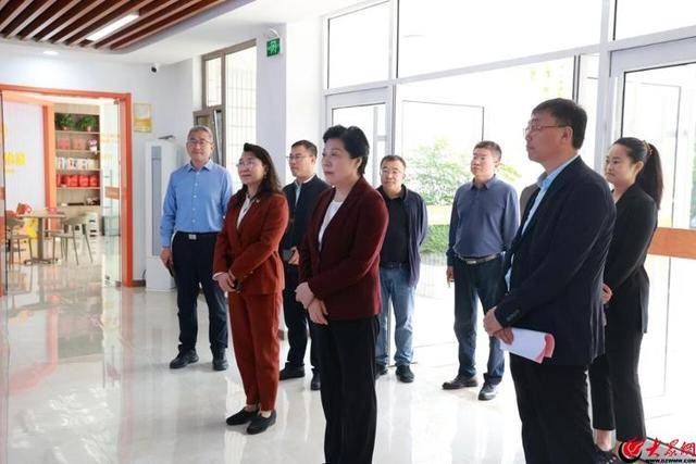 青島西海岸新區(qū)人大常委會(huì)黨組書(shū)記、主任佟海燕一行到紅石崖街道調(diào)研:宏鑫機(jī)械設(shè)備有限公司
