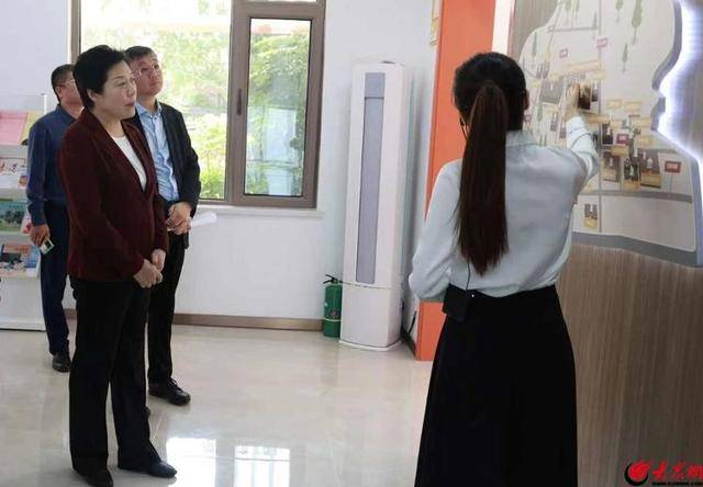 青島西海岸新區(qū)人大常委會(huì)黨組書記、主任佟海燕一行到紅石崖街道調(diào)研:宏鑫機(jī)械設(shè)備有限公司
