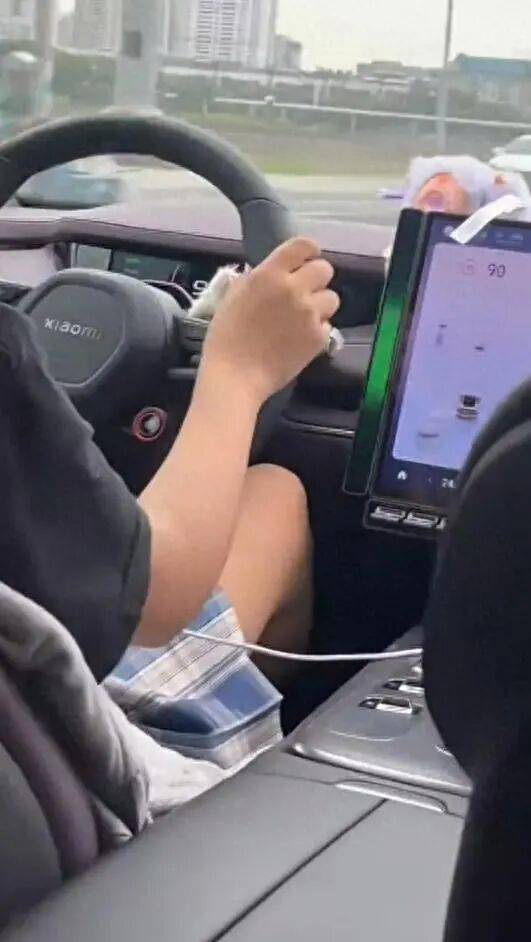 小米汽車市區(qū)飆至?xí)r速120公里，跨雙黃線到對(duì)向車道超車……交警回應(yīng)→:宏鑫機(jī)械設(shè)備有限公司
