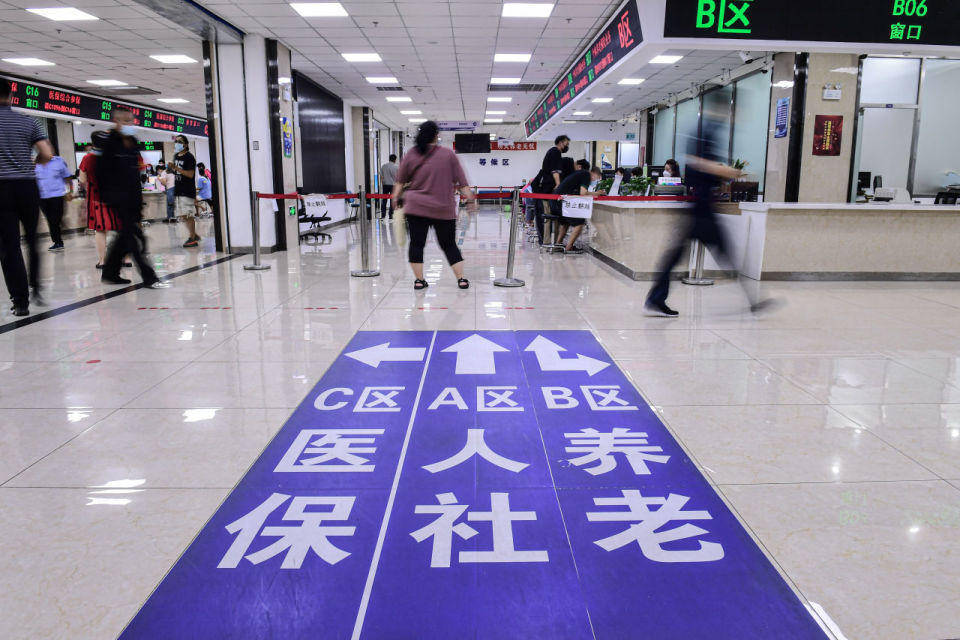 快評丨“一手辦事一手收錢”，編外人員微腐敗為何更“大膽”？:宏鑫機(jī)械設(shè)備有限公司
