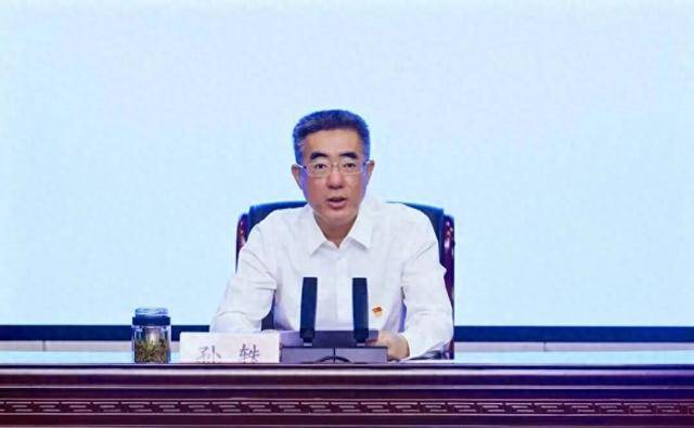 孫軼履新商務(wù)部<strong></p>
<p>宏鑫機械設(shè)備有限公司
</strong>，此前在江蘇任職:宏鑫機械設(shè)備有限公司
