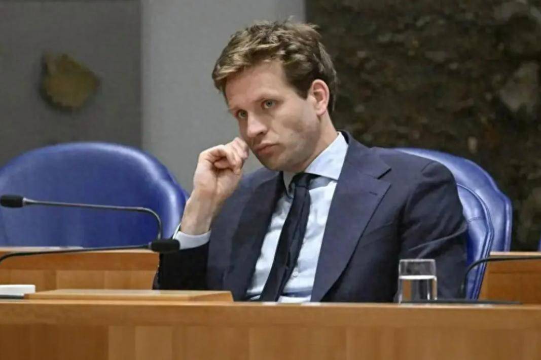 荷蘭主動把電話打到北京<strong></p>
<p>宏鑫機械設(shè)備有限公司
</strong>，不認錯也不歸還中企管理權(quán)，中方寸步不讓：必須拿出個交代:宏鑫機械設(shè)備有限公司
