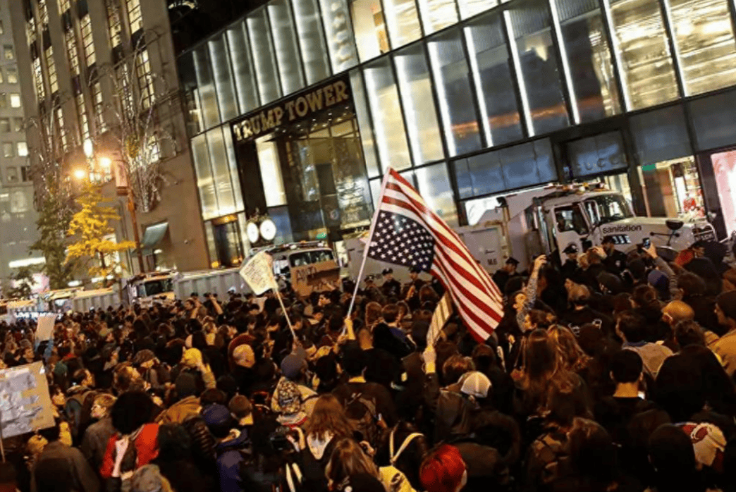 全美50州揭竿而起<strong></p>
<p>宏鑫機械設(shè)備有限公司
</strong>，要求特朗普立刻下臺，中國這一招美國招架不住:宏鑫機械設(shè)備有限公司
