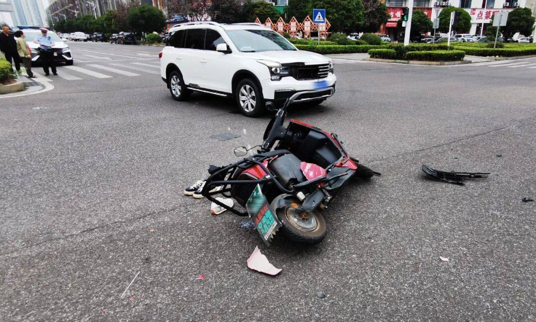 湖南湘潭一女生騎車闖紅燈<strong></p>
<p>宏鑫機械設(shè)備有限公司
</strong>，骨折、肝破裂…:宏鑫機械設(shè)備有限公司
