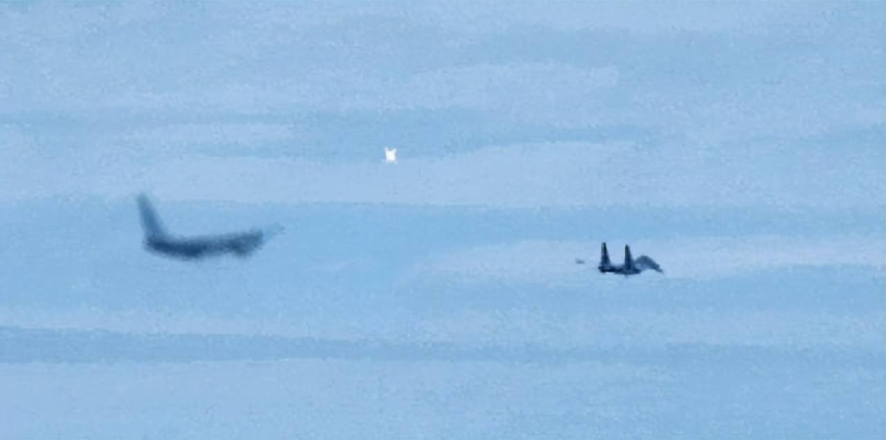 中澳軍機(jī)再次交鋒！解放軍蘇35發(fā)射誘餌彈<strong></p>
<p>宏鑫機(jī)械設(shè)備有限公司
</strong>，嚴(yán)正警告，澳軍偵察機(jī)落荒而逃:宏鑫機(jī)械設(shè)備有限公司
