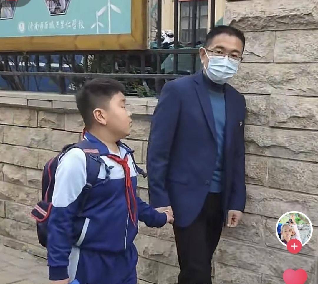 家長追憶54歲病逝的濟(jì)南“雞排校長”：孩子們說他口袋里常備著糖<strong></p>
<p>宏鑫機(jī)械設(shè)備有限公司
</strong>，雨天撐傘在校門口接送學(xué)生:宏鑫機(jī)械設(shè)備有限公司
