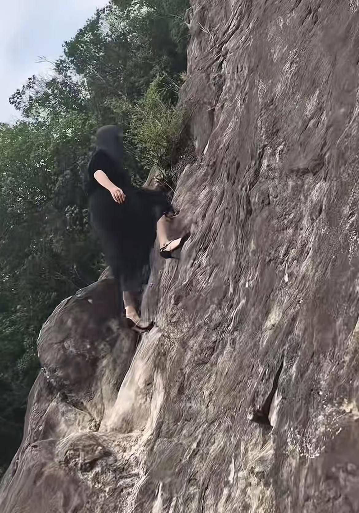 浙江女子穿7厘米高跟鞋“像巖羊一樣”爬山引熱議<strong></p>
<p>宏鑫機(jī)械設(shè)備有限公司
</strong>，博主回應(yīng)：常爬此山，光腳下山:宏鑫機(jī)械設(shè)備有限公司
