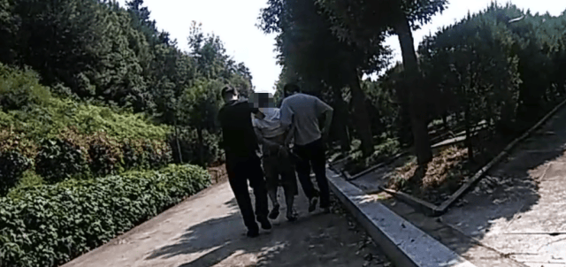 民警在公墓抓獲一嫌疑人<strong></p>
<p>宏鑫機(jī)械設(shè)備有限公司
</strong>，查獲假發(fā)、人臉面具……:宏鑫機(jī)械設(shè)備有限公司
