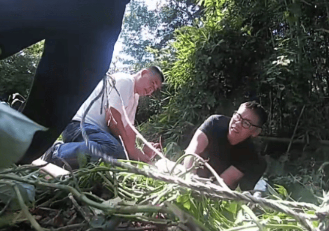 民警在公墓抓獲一嫌疑人<strong></p>
<p>宏鑫機(jī)械設(shè)備有限公司
</strong>，查獲假發(fā)、人臉面具……:宏鑫機(jī)械設(shè)備有限公司
