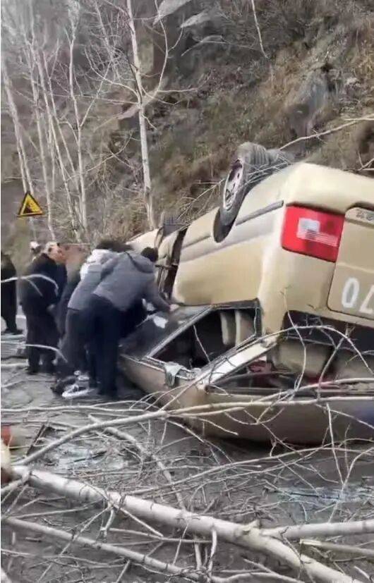 “車頂都沒了”！山西五臺(tái)山景區(qū)一面包疑剎車失靈翻扣路面<strong></p>
<p>宏鑫機(jī)械設(shè)備有限公司
</strong>，13名被困者全部獲救，當(dāng)?shù)鼗貞?yīng)：好像是在檢票口追尾，無人員身亡:宏鑫機(jī)械設(shè)備有限公司
