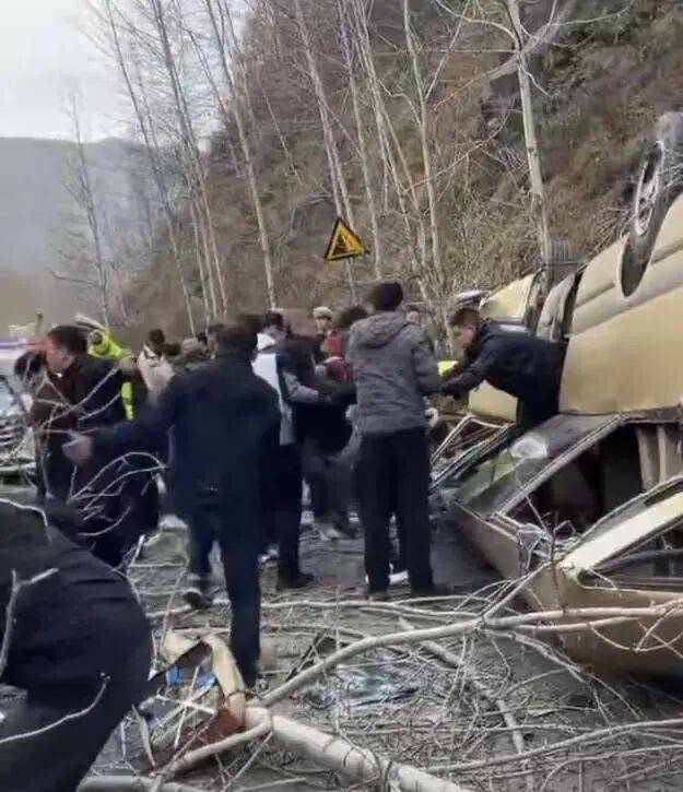 “車頂都沒了”！山西五臺(tái)山景區(qū)一面包疑剎車失靈翻扣路面<strong></p>
<p>宏鑫機(jī)械設(shè)備有限公司
</strong>，13名被困者全部獲救，當(dāng)?shù)鼗貞?yīng)：好像是在檢票口追尾，無人員身亡:宏鑫機(jī)械設(shè)備有限公司
