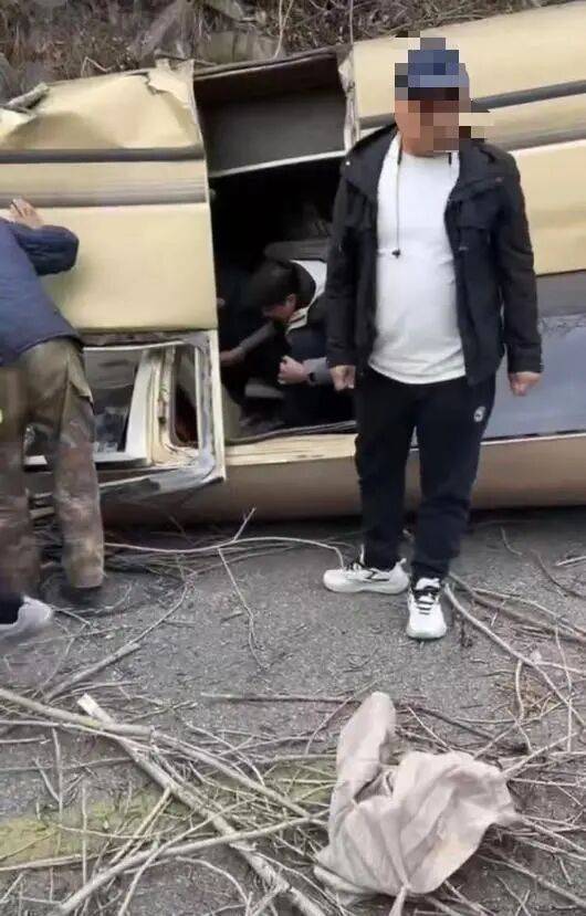 “車頂都沒了”！山西五臺(tái)山景區(qū)一面包疑剎車失靈翻扣路面<strong></p>
<p>宏鑫機(jī)械設(shè)備有限公司
</strong>，13名被困者全部獲救，當(dāng)?shù)鼗貞?yīng)：好像是在檢票口追尾，無人員身亡:宏鑫機(jī)械設(shè)備有限公司
