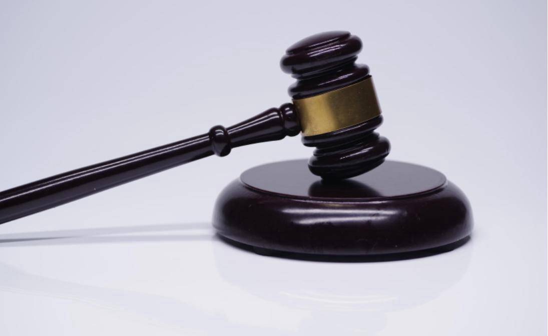 51歲總工程師聚餐飲酒摔倒回家后身亡 法院判單位及餐廳共賠38萬<strong></p>
<p>宏鑫機(jī)械設(shè)備有限公司
</strong>，14名聚餐者不擔(dān)責(zé):宏鑫機(jī)械設(shè)備有限公司
