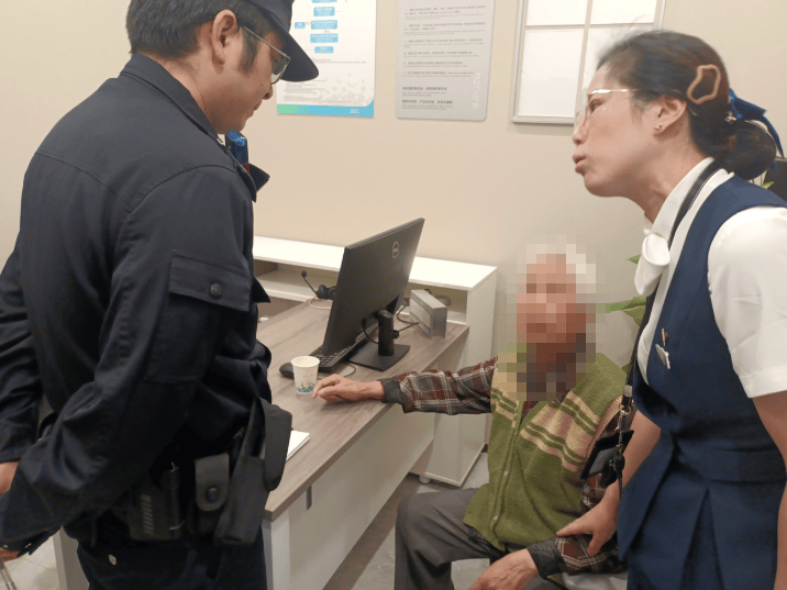 卡里近700萬<strong></p>
<p>宏鑫機(jī)械設(shè)備有限公司
</strong>，杭州84歲老人取錢要“買房”，其實(shí)她已深陷騙局半個(gè)月:宏鑫機(jī)械設(shè)備有限公司
