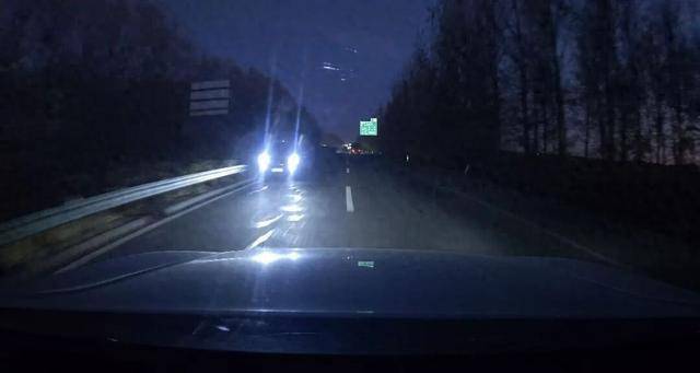 一高速上有SUV開遠(yuǎn)光逆行！當(dāng)?shù)亟痪阂焰i定涉事車輛，將嚴(yán)厲查處:宏鑫機(jī)械設(shè)備有限公司
