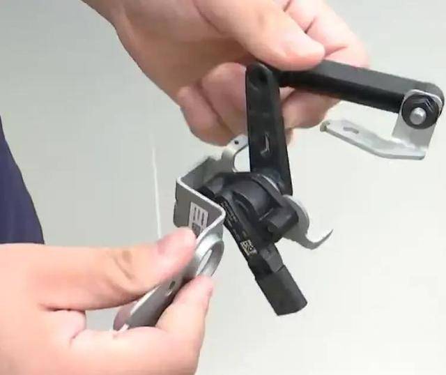 男子花30多萬買了輛小米YU7 Pro<strong></p>
<p>宏鑫機械設(shè)備有限公司
</strong>，主駕下方出現(xiàn)不知名零件！:宏鑫機械設(shè)備有限公司
