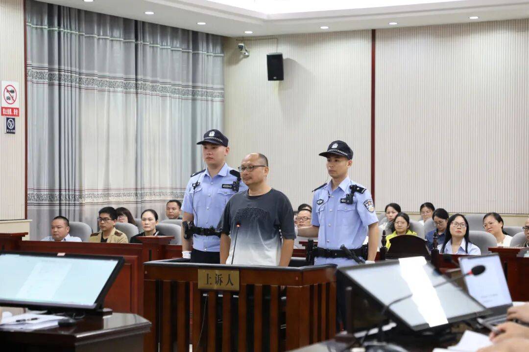 男子殺害兩名7歲孩子！廣西法檢“兩長(zhǎng)”公開(kāi)審理該案<strong></p>
<p>宏鑫機(jī)械設(shè)備有限公司
</strong>，將擇期宣判:宏鑫機(jī)械設(shè)備有限公司
